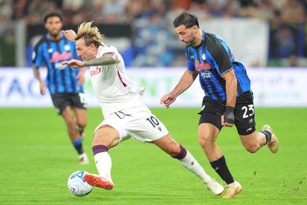 Atalanta s Sead Kolasinac fights for the ball with Bologna s Federico Bernardeschi during the Serie A soccer match between Atalanta and Bologna the New Balance Arena in Bergamo, north Italy - Monday , August 31 , 2026. - Soccer  Copyright: xSpada LaPressex