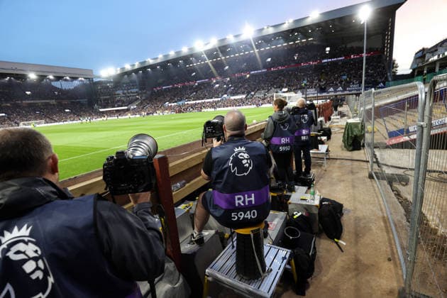 Aston Villa gegen Arsenal, 31. August 2026, Aston Premier League Fußball: Aston Villa gegen Arsenal. Die Fotografen stehen auf Podesten, um über die Werbetafeln hinwegsehen zu können, da diese sich vor der Nordtribüne befinden, die derzeit im Villa Park im Bau ist. Foto: Charlotte Wilson, Offside Aston UK  Copyright: xCharlottexWilsonx xOffsidexOffside