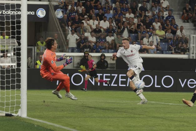 SOCCER - Serie A - Atalanta BC vs. Bologna FC Photo by IPA ABACAPRESS.COM87981821 - Marco Carnesecchi of Atalanta BC makes a save on a shot by Lewis Ferguson of Bologna FC during the Atalanta BC vs. Bologna BFC game in the 2nd Division of Serie A Enilive 2026-27 at New Balance Arena in Bergamo (BG), Italy, on August 31, 2026. Bergamo Italy  Copyright: xIPAxSport ABACAx
