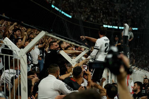 August 31, 2026, Besiktas, Istanbul, Turkey: Dusan Vlahovic (C-R) of Besiktas celebrates with fans after scoring his team s forth goal during the Turkish Super League 2026 27 match between Besiktas vs Corum at Besiktas Park in Istanbul, Turkey, on August 31, 2026. Turkish Super League 2026 27 - Besiktas Vs Corum  - ZUMAu194 20260831_zip_u194_025 Copyright: xTolgaxUluturkx