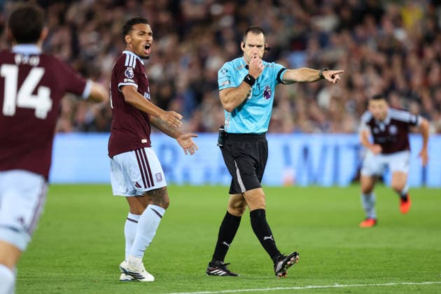 Aston Villa gegen Arsenal, 31. August 2026, Aston Premier League Fußball: Aston Villa gegen Arsenal – Schiedsrichter Jarred Gillett zeigt auf den Elfmeterpunkt, während Boubacar Kamara von Aston Villa reagiert, bevor die Entscheidung durch den VAR in einen direkten Freistoß geändert wurde. Foto: Charlotte Wilson – Offside Aston UK  Copyright: xCharlottexWilsonx xOffsidexOffside