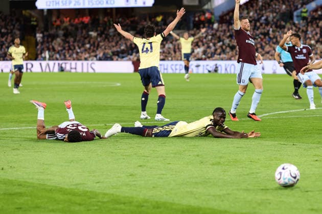 Aston Villa gegen Arsenal, 31. August 2026, Aston Premier League Fußball Aston Villa gegen Arsenal Bukayo Saka von Arsenal geht nach einem Zweikampf mit Ian Maatsen von Aston Villa zu Boden; zunächst wurde ein Elfmeter gegeben, dann wurde die Entscheidung in einen direkten Freistoß geändert. Foto: Charlotte Wilson Offside Aston UK  Copyright: xCharlottexWilsonx xOffsidexOffside