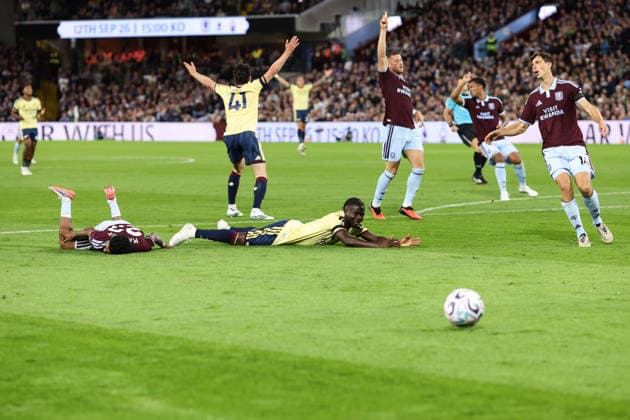 Aston Villa gegen Arsenal, 31. August 2026, Aston Premier League Fußball Aston Villa gegen Arsenal Bukayo Saka von Arsenal geht nach einem Zweikampf mit Ian Maatsen von Aston Villa zu Boden; zunächst wurde ein Elfmeter gegeben, dann wurde die Entscheidung in einen direkten Freistoß geändert. Foto: Charlotte Wilson Offside Aston UK  Copyright: xCharlottexWilsonx xOffsidexOffside
