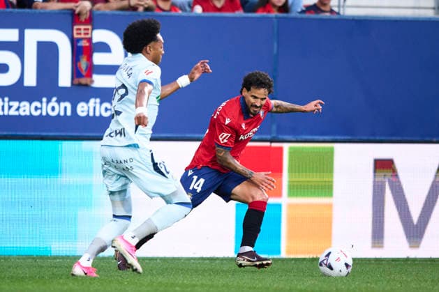 CA Osasuna v Getafe CF - LaLiga EA Sports 2026 27 Ruben Garcia of CA Osasuna and Johan Mojica of Getafe CF in action during the LaLiga EA Sports match between CA Osasuna and Getafe CF at Estadio El Sadar in Pamplona, Spain, on August 31, 2026. Pamplona Spain  Copyright: xCesarxOrtizxGonzalezx originalFilename:ortizgonzalez-caosasun260831_npJYO.jpg