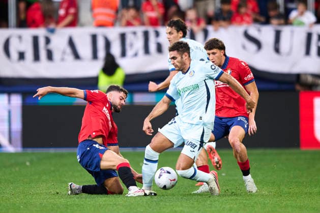 CA Osasuna v Getafe CF - LaLiga EA Sports 2026 27 Andres Garcia of Getafe CF duels for the ball with Iker Munoz of CA Osasuna during the LaLiga EA Sports match between CA Osasuna and Getafe CF at Estadio El Sadar in Pamplona, Spain, on August 31, 2026. Pamplona Spain  Copyright: xCesarxOrtizxGonzalezx originalFilename:ortizgonzalez-caosasun260831_npra6.jpg