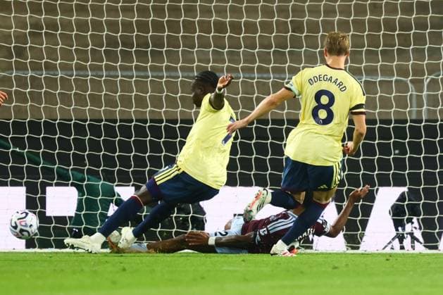 Bukayo Saka of Arsenal scores to make it 0-1 Aston Villa v Arsenal, Premier League Football, Football, Villa Park, Birmingham, UK - 31 Aug 2026Birmingham Villa Park United Kingdom EDITORIAL USE ONLY No use with unauthorised audio, video, data, fixture lists, club league logos or live services. Online in-match use limited to 120 images, no video emulation. No use in betting, games or single club league player publications. Copyright: xPaulxCurrie Shutterstockx 17126356ax