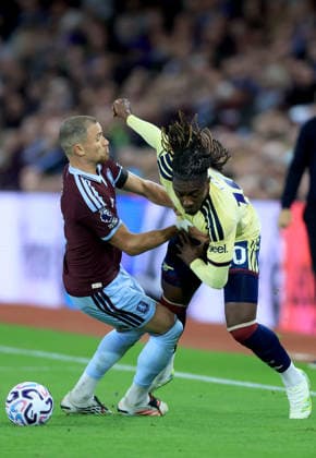 Aston Villa FC v Arsenal FC - Premier League 2026 27 Matty Cash of Aston Villa and Eberechi Eze of Arsenal challenge during the Premier League 2026 27 match between Aston Villa FC and Arsenal FC at Villa Park on August 31, 2026 in Birmingham, England. WARNING! This Photograph May Only Be Used For Newspaper And Or Magazine Editorial Purposes. May Not Be Used For Publications Involving 1 player, 1 Club Or 1 Competition Without Written Authorisation From Football DataCo Ltd. For Any Queries, Please Contact Football DataCo Ltd on +44 (0) 207 864 9121 Birmingham Villa Park England United Kingdom Copyright: xAllstarxPicturexLibraryxLtdx