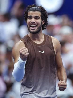 Carlos Alcaraz of Spain celebrates 2026 US Open, Day Two, USTA Billie Jean King National Tennis Center, New York, USA - 31 Aug 2026New York USTA Billie Jean King National T New York (NY) United States of America EDITORIAL USE ONLY No use with unauthorised audio, video, data, fixture lists, club league logos or live services. Online in-match use limited to 120 images, no video emulation. No use in betting, games or single club league player publications. Copyright: xEllaxLing Shutterstockx 17124549ae