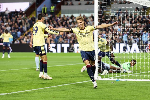 Aston Villa gegen Arsenal, 31. August 2026, Aston Premier League Fußball Aston Villa gegen Arsenal Martin Odegaard von Arsenal feiert das erste Tor, das Bukayo Saka von Arsenal erzielt hat. Foto: Charlotte Wilson Offside Aston UK  Copyright: xCharlottexWilsonx xOffsidexOffside