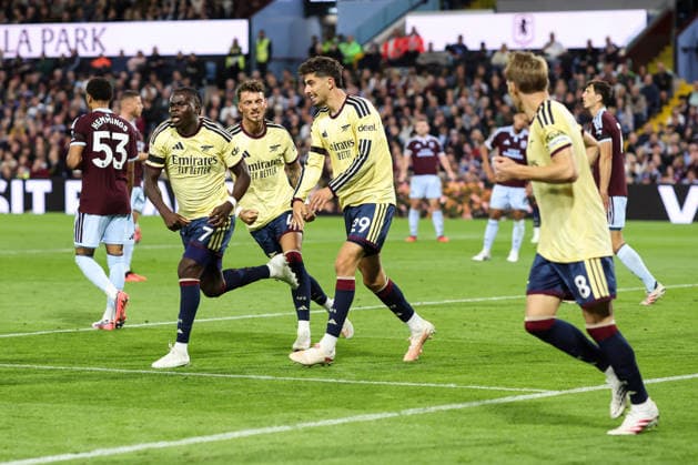 Aston Villa gegen Arsenal, 31. August 2026, Aston Premier League Fußball Aston Villa gegen Arsenal Bukayo Saka von Arsenal feiert gemeinsam mit seinen Teamkollegen das erste Tor. Foto: Charlotte Wilson Offside Aston UK  Copyright: xCharlottexWilsonx xOffsidexOffside