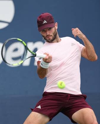 Jacob Fearnley of GB in action 2026 US Open, Day Two, USTA Billie Jean King National Tennis Center, New York, USA - 31 Aug 2026New York USTA Billie Jean King National T New York (NY) United States of America EDITORIAL USE ONLY No use with unauthorised audio, video, data, fixture lists, club league logos or live services. Online in-match use limited to 120 images, no video emulation. No use in betting, games or single club league player publications.  Copyright: xEllaxLing Shutterstockx 17124549bd