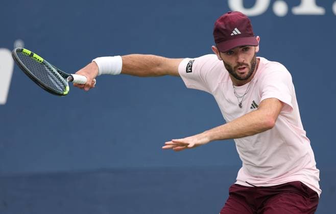 Jacob Fearnley of GB in action 2026 US Open, Day Two, USTA Billie Jean King National Tennis Center, New York, USA - 31 Aug 2026New York USTA Billie Jean King National T New York (NY) United States of America EDITORIAL USE ONLY No use with unauthorised audio, video, data, fixture lists, club league logos or live services. Online in-match use limited to 120 images, no video emulation. No use in betting, games or single club league player publications.  Copyright: xEllaxLing Shutterstockx 17124549be