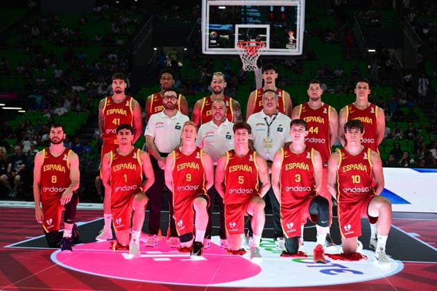 FIBA World Cup European Qualifiers - Greece vs Spain - Players of Spain pose for a group photo during the FIBA World Cup European Qualifiers 2nd round group I basketball match between Greece and spainl held at Telekom Center Athens, Greece, on 31 August 2026. IMAGO ONE INCH PRODUCTIONS ATHENS GREECE Copyright: xOnexInchxProductionsx 7070877