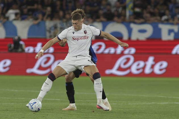 IPA87982436 - Artem Dovbyk of Bologna FC battles for the ball with Giorgio Scalvini of Atalanta BC during the Atalanta BC vs. Bologna BFC a 2026-27 Enilive Serie A Enilive 2nd Division game at the New Balance Arena in Bergamo (BG), Italy, on August 31, 2026.  Copyright: xDavidexCasentini IPAxSportx xx 87982436