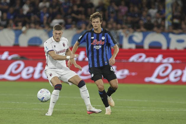 IPA87982449 - Artem Dovbyk of Bologna FC battles for the ball with Giorgio Scalvini of Atalanta BC during the Atalanta BC vs. Bologna BFC game, a 2026-27 Enilive Serie A 2 match at the New Balance Arena in Bergamo (BG), Italy, on August 31, 2026.  Copyright: xDavidexCasentini IPAxSportx xx 87982449