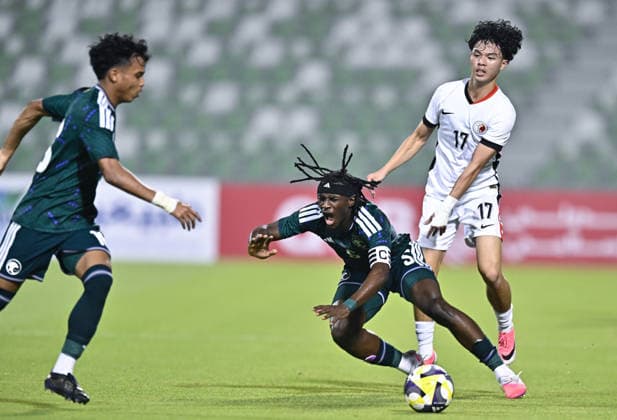 Saudi Arabia V Hong Kong, China - AFC U20 Asian Cup China 2027 Qualifiers Abdulrahman Sufyani (C) of Saudi Arabia and Ryan Fok of Hong Kong, China compete during the AFC U20 Asian Cup China 2027 Qualifiers match between Saudi Arabia V Hong Kong, China at Hamad Bin Khalifa Stadium in Doha, Qatar, on August 31, 2026. DOHA Qatar Copyright: xNOUSHADx