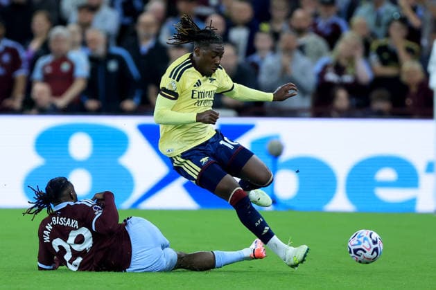 Aston Villa FC v Arsenal FC - Premier League 2026 27 Aaron Wan-Bissaka of Aston Villa and Eberechi Eze of Arsenal challenge during the Premier League 2026 27 match between Aston Villa FC and Arsenal FC at Villa Park on August 31, 2026 in Birmingham, England. WARNING! This Photograph May Only Be Used For Newspaper And Or Magazine Editorial Purposes. May Not Be Used For Publications Involving 1 player, 1 Club Or 1 Competition Without Written Authorisation From Football DataCo Ltd. For Any Queries, Please Contact Football DataCo Ltd on +44 (0) 207 864 9121 Birmingham Villa Park England United Kingdom Copyright: xAllstarxPicturexLibraryxLtdx