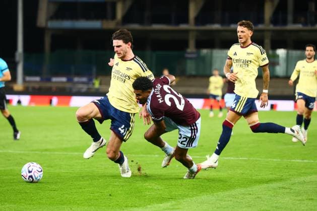 Declan Rice of Arsenal and Ian Maatsen of Aston Villa tussle in the penalty box Aston Villa v Arsenal, Premier League Football, Football, Villa Park, Birmingham, UK - 31 Aug 2026Birmingham Villa Park United Kingdom EDITORIAL USE ONLY No use with unauthorised audio, video, data, fixture lists, club league logos or live services. Online in-match use limited to 120 images, no video emulation. No use in betting, games or single club league player publications. Copyright: xPaulxCurrie Shutterstockx 17126356bl