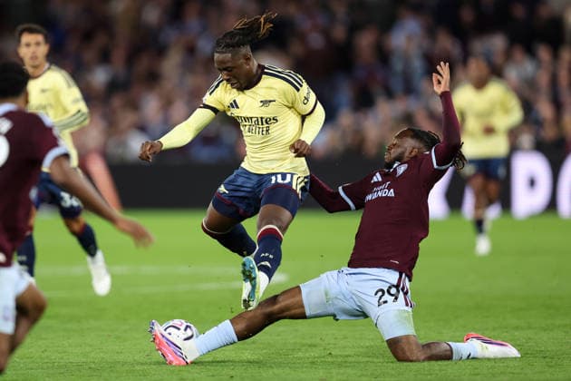 Aston Villa gegen Arsenal, 31. August 2026, Aston Premier League Fußball Aston Villa gegen Arsenal Eberechi Eze von Arsenal wird von Aaron Wan-Bissaka von Aston Villa gestoppt. Foto: Charlotte Wilson Offside Aston UK  Copyright: xCharlottexWilsonx xOffsidexOffside