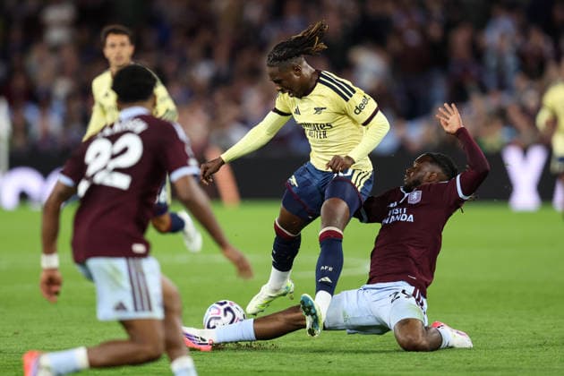 Aston Villa gegen Arsenal, 31. August 2026, Aston Premier League Fußball Aston Villa gegen Arsenal Eberechi Eze von Arsenal wird von Aaron Wan-Bissaka von Aston Villa gestoppt. Foto: Charlotte Wilson Offside Aston UK  Copyright: xCharlottexWilsonx xOffsidexOffside