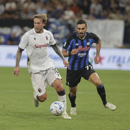IPA87982991 - Federico Bernardeschi of Bologna FC competes for the ball with Davide Zappacosta of Atalanta BC during the Atalanta BC vs. Bologna BFC game, a 2026-27 Enilive Serie A match at the New Balance Arena in Bergamo (BG), Italy, on August 31, 2026.  Copyright: xDavidexCasentini IPAxSportx xx 87982991