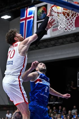 Iceland v Turkiye - FIBA Basketball World Cup 2027 European Qualifiers REYKJAVIK, ICELAND - AUGUST 31: Onuralp Bitim (10) of Turkiye in action against Jon Axel Gudmundsson (6) of Iceland during the FIBA Basketball World Cup 2027 European Qualifiers Second Round Group J match between Iceland and Turkiye at Laugardalsholl in Reykjavik, Iceland, on August 31, 2026. Muhammed Enes Yildirim Anadolu Reykjavik Iceland. Editorial use only. Please get in touch for any other usage.  Copyright: x2026xAnadoluxMuhammedxEnesxYildirimx