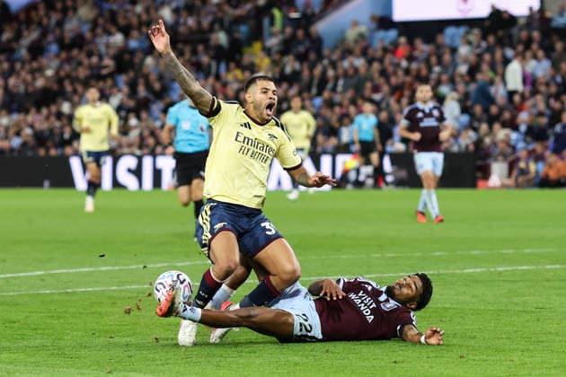 Aston Villa gegen Arsenal, 31. August 2026, Aston Premier League Fußball Aston Villa gegen Arsenal Bruno Guimaraes von Arsenal wird von Ian Maatsen von Aston Villa gestoppt. Foto: Charlotte Wilson Offside Aston UK  Copyright: xCharlottexWilsonx xOffsidexOffside