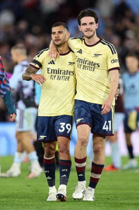 Aston Villa gegen Arsenal, 31. August 2026, Aston Premier League Fußball Aston Villa gegen Arsenal Declan Rice von Arsenal legt seinen Arm um Bruno Guimaraes von Arsenal Foto: Charlotte Wilson Offside Aston UK  Copyright: xCharlottexWilsonx xOffsidexOffside