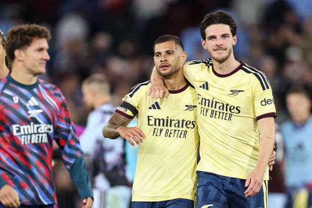 Aston Villa gegen Arsenal, 31. August 2026, Aston Premier League Fußball Aston Villa gegen Arsenal Declan Rice von Arsenal legt seinen Arm um Bruno Guimaraes von Arsenal Foto: Charlotte Wilson Offside Aston UK  Copyright: xCharlottexWilsonx xOffsidexOffside
