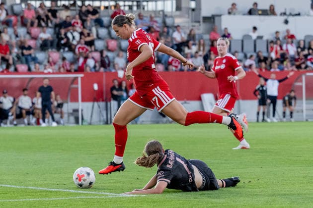 Kampf um den Ball Zweikampf zwischen Klara Buehl (FC Bayern Muenchen Frauen, 17) und Kara Bathmann (1. FSV Mainz 05, 04) GER, FC Bayern Muenchen Frauen vs. 1. FSV Mainz 05, Fussball, Google Pixel Frauen-Bundesliga, 2. Spieltag, Saison 2026 2027, 31.08.2026 (DFL DFB REGULATIONS PROHIBIT ANY USE OF PHOTOGRAPHS as IMAGE SEQUENCES and or QUASI-VIDEO). Foto: HMB Media Heike Feiner *** Battle for the Ball: Tackle between Klara Buehl of FC Bayern Munich Women (17) and Kara Bathmann of 1 FSV Mainz 05 (04 GER), FC Bayern Munich Women vs. 1. FSV Mainz 05, Soccer, Google Pixel Women’s Bundesliga, Matchday 2, 2026–2027 Season, August 31, 2026 DFL DFB regulations prohibit any use of photographs as image sequences and or quasi-video. Photo: HMB Media, Heike Feiner Copyright: HMBxMedia HeikexFeiner