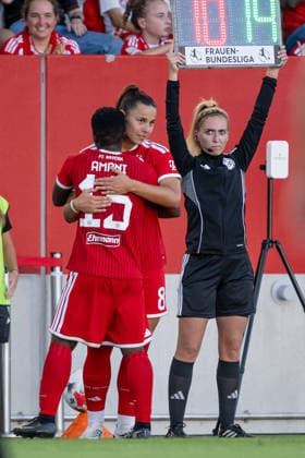 Bernadette Amani (FC Bayern Muenchen Frauen, 15) umarmt Lena Oberdorf (FC Bayern Muenchen Frauen, 08) bei deren Einwechslung und Comeback nach ihrem zweiten Kreuzbandriss im letzten Jahr, daneben Julia Boike (4. Offizielle) GER, FC Bayern Muenchen Frauen vs. 1. FSV Mainz 05, Fussball, Google Pixel Frauen-Bundesliga, 2. Spieltag, Saison 2026 2027, 31.08.2026 (DFL DFB REGULATIONS PROHIBIT ANY USE OF PHOTOGRAPHS as IMAGE SEQUENCES and or QUASI-VIDEO). Foto: HMB Media Heike Feiner *** Bernadette Amani of FC Bayern Munich Women (No. 15) hugs Lena Oberdorf of FC Bayern Munich Women (No. 08) as she enters the game and makes her comeback after her second ACL tear last year; next to them is Julia Boike (No. 4), a German official, FC Bayern Munich Women vs. 1 FSV Mainz 05, soccer, Google Pixel Women’s Bundesliga, Matchday 2, 2026–2027 season, August 31, 2026 DFL DFB REGULATIONS PROHIBIT ANY USE OF PHOTOGRAPHS as IMAGE SEQUENCES and or QUASI-VIDEO Photo: HMB Media, Heike Feiner Copyright: HMBxMedia HeikexFeiner