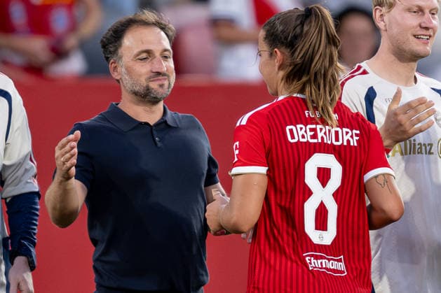 Jose Barcala (Chef-Trainer, FC Bayern Muenchen Frauen) beim Abklatschen mit Lena Oberdorf (FC Bayern Muenchen Frauen, 08) nach dem Spiel GER, FC Bayern Muenchen Frauen vs. 1. FSV Mainz 05, Fussball, Google Pixel Frauen-Bundesliga, 2. Spieltag, Saison 2026 2027, 31.08.2026 (DFL DFB REGULATIONS PROHIBIT ANY USE OF PHOTOGRAPHS as IMAGE SEQUENCES and or QUASI-VIDEO). Foto: HMB Media Heike Feiner *** Jose Barcala, Head Coach of FC Bayern Munich Women, high-fiving Lena Oberdorf of FC Bayern Munich Women, August 8, after the game in Germany, FC Bayern Munich Women vs. 1. FSV Mainz 05, soccer, Google Pixel Women s Bundesliga, Matchday 2, 2026–2027 season, August 31, 2026. DFL and DFB regulations prohibit any use of photographs as image sequences and or quasi-video. Photo: HMB Media, Heike Feiner Copyright: HMBxMedia HeikexFeiner