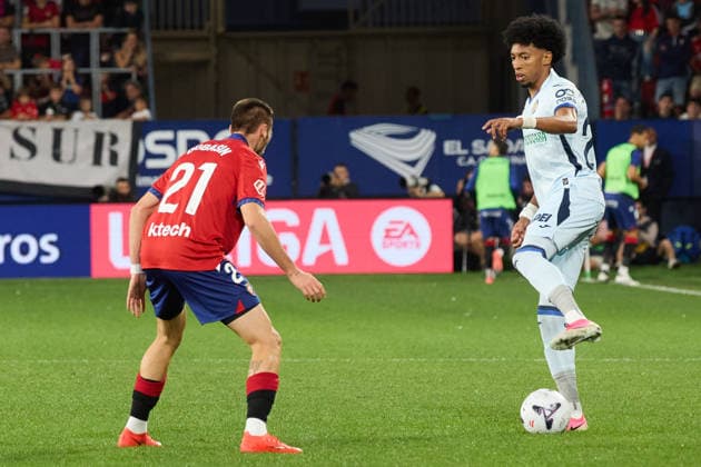 LaLiga EA Sports 2026-27: CA Osasuna vs. Getafe CF. Johan Mojica (22, GET) dribbles past Jonathan Dubasin (21, OSA) during the LaLiga EA Sports match between CA Osasuna and Getafe CF played at El Sadar in Pamplona. Credit: Inigo Alzugaray, LOF Agency, Pamplona Copyright: xx