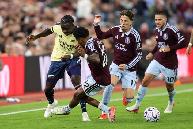 Aston Villa gegen Arsenal, 31. August 2026, Aston Premier League Fußball Aston Villa gegen Arsenal Bukayo Saka von Arsenal wird von Ian Maatsen von Aston Villa gefoult. Foto: Charlotte Wilson Offside Aston UK  Copyright: xCharlottexWilsonx xOffsidexOffside