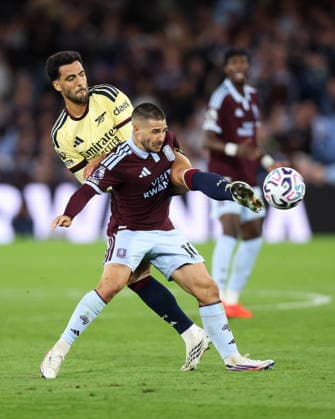 Aston Villa gegen Arsenal, 31. August 2026, Aston Premier League Fußball Aston Villa gegen Arsenal Mikel Merino von Arsenal und Emiliano Buendia von Aston Villa Foto: Charlotte Wilson Offside Aston UK  Copyright: xCharlottexWilsonx xOffsidexOffside