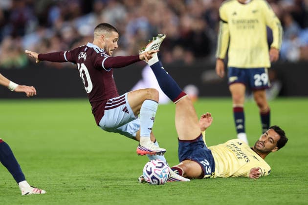 Aston Villa gegen Arsenal, 31. August 2026, Aston Premier League Fußball Aston Villa gegen Arsenal Mikel Merino von Arsenal und Emiliano Buendia von Aston Villa Foto: Charlotte Wilson Offside Aston UK  Copyright: xCharlottexWilsonx xOffsidexOffside