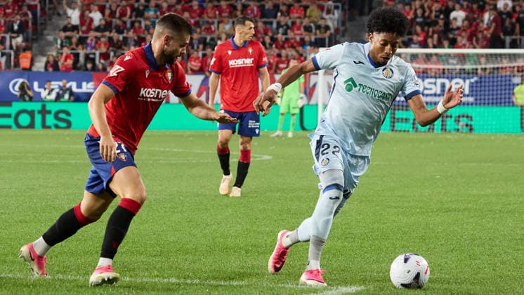 LaLiga EA Sports 2026-27 CA Osasuna vs. Getafe CF Johan Mojica (22, GET, L) dribbles past Inigo Arguibide (27, OSA, R) during the LaLiga EA Sports match between CA Osasuna and Getafe CF played at El Sadar in Pamplona. Credit Inigo Alzugaray, LOF Agency, Pamplona Copyright: xx