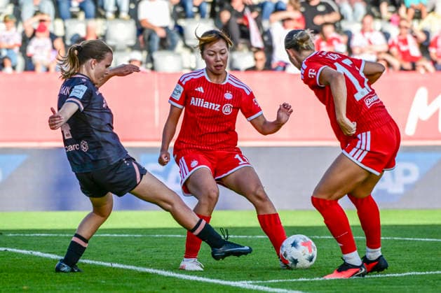 Frauenfußball - BATHMANN Kara, TANIKAWA Momoko und BÜHL Klara bei dem Google Pixel Frauenfußball-Bundesligaspiel des FC Bayern München gegen den 1. FSV Mainz 05 am 31.08.2026, Deutschland, Bayern München FC Bayern Campus Bayern Deutschland *** Women s Soccer: Kara Bathmann, Momoko Tanikawa, and Klara Bühl at the Google Pixel Women s Bundesliga match between FC Bayern Munich and 1. FSV Mainz 05 on August 31, 2026, in Munich, Bavaria, Germany, at the FC Bayern Campus, Bavaria, Germany