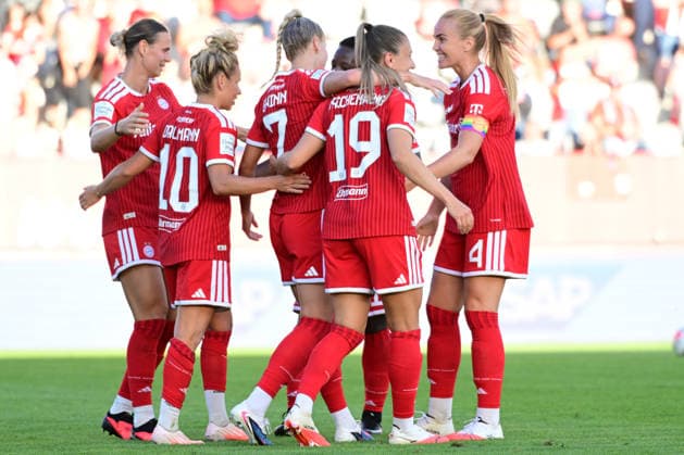 Frauenfußball - Torjubel zum 1:0 von Torschützin GWINN Giulia von der Mannschaft des FC Bayern bei dem Google Pixel Frauenfußball-Bundesligaspiel des FC Bayern München gegen den 1. FSV Mainz 05 am 31.08.2026, Deutschland, Bayern München FC Bayern Campus Bayern Deutschland *** Women s Soccer: Goal celebration after the 1-0 goal by scorer Giulia Gwin of FC Bayern during the Google Pixel Women s Soccer Bundesliga match between FC Bayern Munich and 1. FSV Mainz 05 on August 31, 2026, Germany, Munich, FC Bayern Campus, Bavaria, Germany