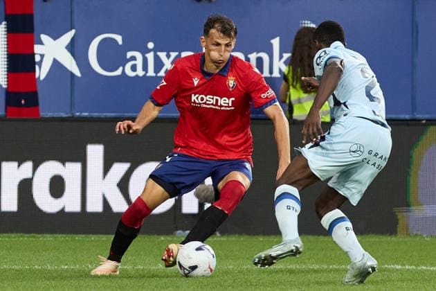 LaLiga EA Sports 2026-27 CA Osasuna vs. Getafe CF: Ante Budimir (17, OSA L) dribbles past DjenÃ Dakonam (2, GET R) during the LaLiga EA Sports match between CA Osasuna and Getafe CF played at El Sadar in Pamplona. Credit: Inigo Alzugaray, LOF Agency, Pamplona Copyright: xx