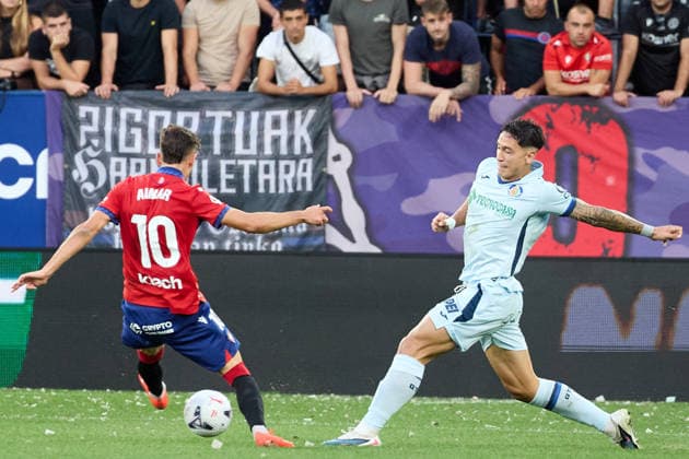 LaLiga EA Sports 2026-27: CA Osasuna vs. Getafe CF. Aimar Oroz (10, OSA L) battles for the ball with Martin Satriano (10, GET) during the LaLiga EA Sports match between CA Osasuna and Getafe CF played at El Sadar in Pamplona. Credit: Inigo Alzugaray, LOF Agency, Pamplona Copyright: xx