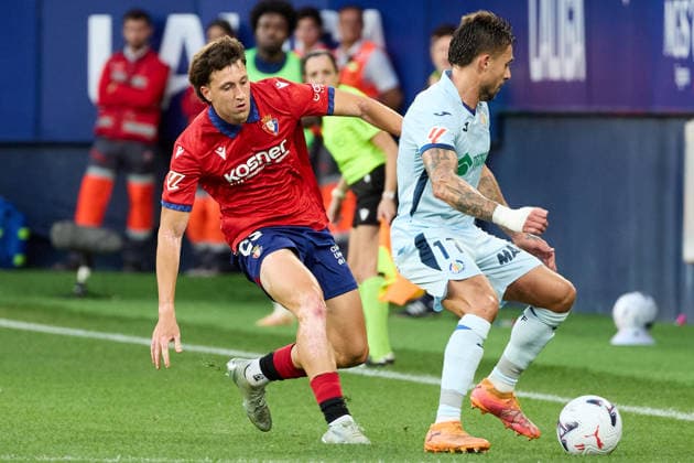LaLiga EA Sports 2026-27: CA Osasuna vs. Getafe CF. Abel Bretones (23, OSA) battles for the ball with Kiko Femenia (17, GET) during the LaLiga EA Sports match between CA Osasuna and Getafe CF played at El Sadar in Pamplona. Credit: Inigo Alzugaray, LOF Agency, Pamplona Copyright: xx