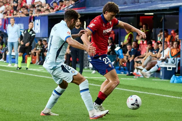 LaLiga EA Sports 2026-27: CA Osasuna vs. Getafe CF. Andrés García (21, GET L) battles for the ball with Abel Bretones (23, OSA) during the LaLiga EA Sports match between CA Osasuna and Getafe CF played at El Sadar in Pamplona. Credit: Inigo Alzugaray, LOF Agency, Pamplona Copyright: xx