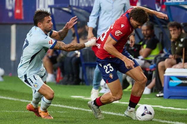 LaLiga EA Sports 2026-27: CA Osasuna vs. Getafe CF. Kiko Femenia (17, GET L) battles for the ball with Abel Bretones (23, OSA) during the LaLiga EA Sports match between CA Osasuna and Getafe CF played at El Sadar in Pamplona. Credit: Inigo Alzugaray, LOF Agency, Pamplona Copyright: xx