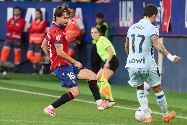 LaLiga EA Sports 2026-27: CA Osasuna vs. Getafe CF. Moi Gomez (16, OSA, L) blocks a shot by Kiko Femenia (17, GET, R) during the LaLiga EA Sports match between CA Osasuna and Getafe CF played at El Sadar in Pamplona. Credit: Inigo Alzugaray, LOF Agency, Pamplona Copyright: xx