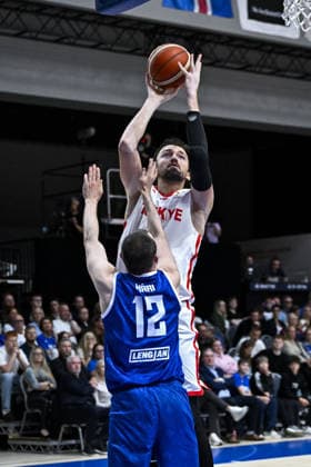 Iceland v Turkiye - FIBA Basketball World Cup 2027 European Qualifiers REYKJAVIK, ICELAND - AUGUST 31: Sertac Sanli (R) of Turkiye in action against Kari Jonsson (12) of Iceland during the FIBA Basketball World Cup 2027 European Qualifiers Second Round Group J match between Iceland and Turkiye at Laugardalsholl in Reykjavik, Iceland, on August 31, 2026. Muhammed Enes Yildirim Anadolu Reykjavik Iceland. Editorial use only. Please get in touch for any other usage.  Copyright: x2026xAnadoluxMuhammedxEnesxYildirimx