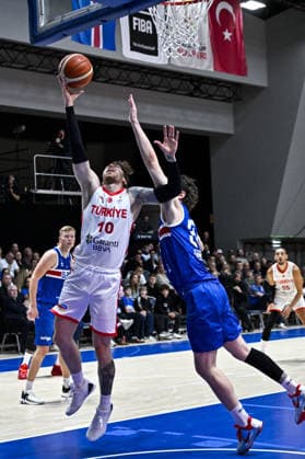 Iceland v Turkiye - FIBA Basketball World Cup 2027 European Qualifiers REYKJAVIK, ICELAND - AUGUST 31: Onuralp Bitim (10) of Turkiye in action against Sigurdur Petursson (R) of Iceland during the FIBA Basketball World Cup 2027 European Qualifiers Second Round Group J match between Iceland and Turkiye at Laugardalsholl in Reykjavik, Iceland, on August 31, 2026. Muhammed Enes Yildirim Anadolu Reykjavik Iceland. Editorial use only. Please get in touch for any other usage.  Copyright: x2026xAnadoluxMuhammedxEnesxYildirimx