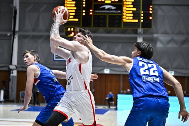 Iceland v Turkiye - FIBA Basketball World Cup 2027 European Qualifiers REYKJAVIK, ICELAND - AUGUST 31: Metecan Birsen (C) of Turkiye in action against Sigurdur Petursson (22) of Iceland during the FIBA Basketball World Cup 2027 European Qualifiers Second Round Group J match between Iceland and Turkiye at Laugardalsholl in Reykjavik, Iceland, on August 31, 2026. Muhammed Enes Yildirim Anadolu Reykjavik Iceland. Editorial use only. Please get in touch for any other usage.  Copyright: x2026xAnadoluxMuhammedxEnesxYildirimx