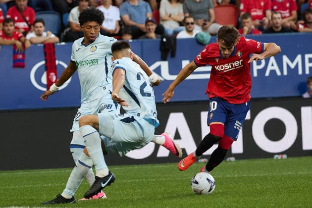 LaLiga EA Sports 2026–27 CA Osasuna vs. Getafe CF Johan Mojica 22 GET, Zaid Romero 24 GET and Aimar Oroz 10 OSA during the LaLiga EA Sports match between CA Osasuna and Getafe CF played at El Sadar in Pamplona. Credit: Inigo Alzugaray, Agencia LOF, Pamplona Copyright: xx