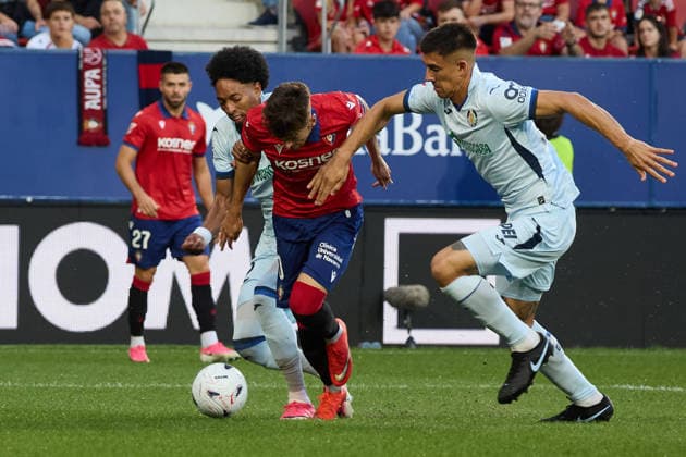 LaLiga EA Sports 2026-27 CA Osasuna vs. Getafe CF Johan Mojica 22 GET, Aimar Oroz 10 OSA and Zaid Romero 24 GET during the LaLiga EA Sports match between CA Osasuna and Getafe CF played at El Sadar in Pamplona. Credit: Inigo Alzugaray, Agencia LOF, Pamplona Copyright: xx